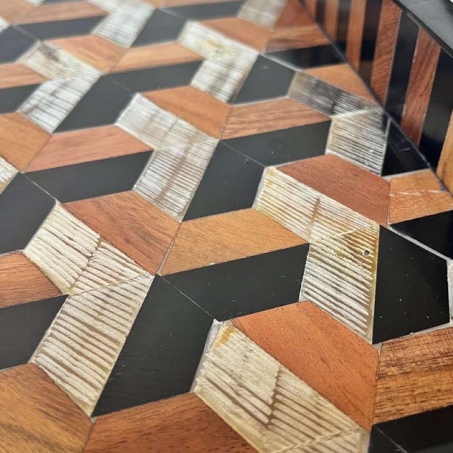 Niko Geometric Horn Tray